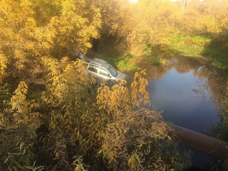 Под Тюменью 60-летняя автомобилистка улетела в озеро на паркетнике