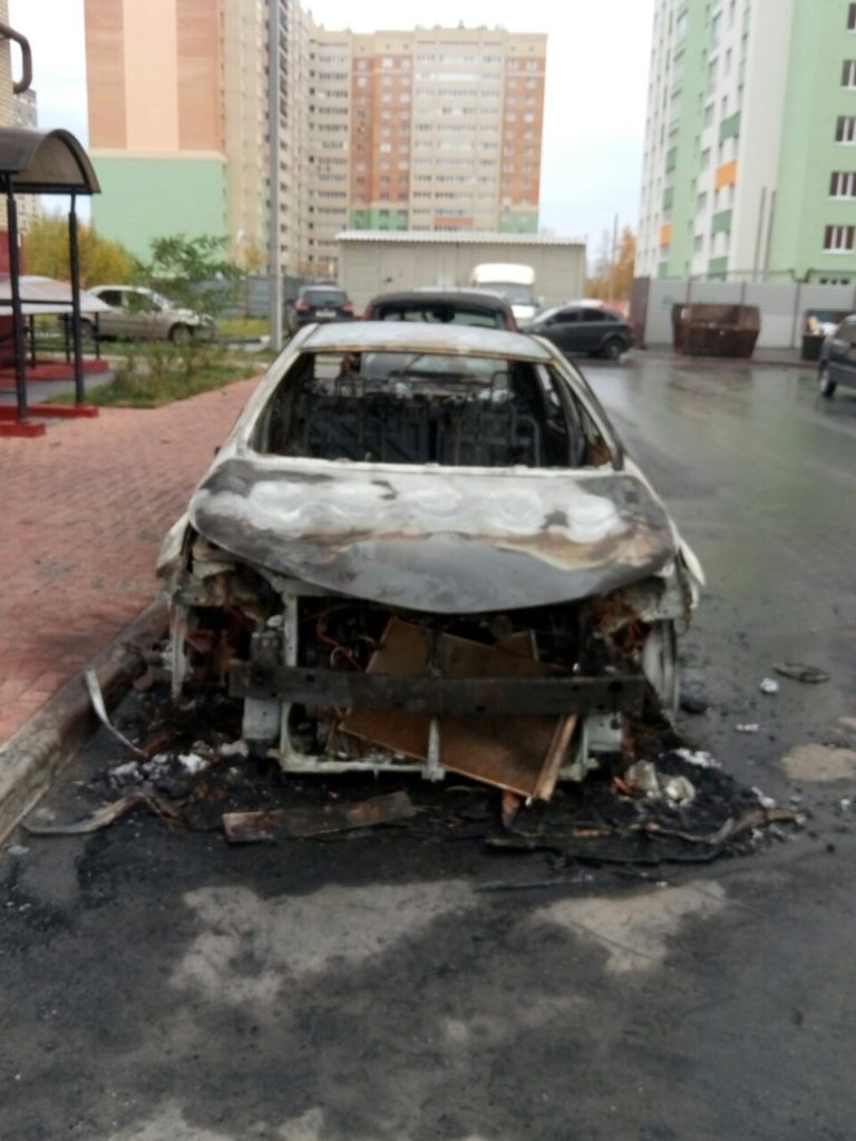 Ночью в Рязани сгорел автомобиль, два повреждены