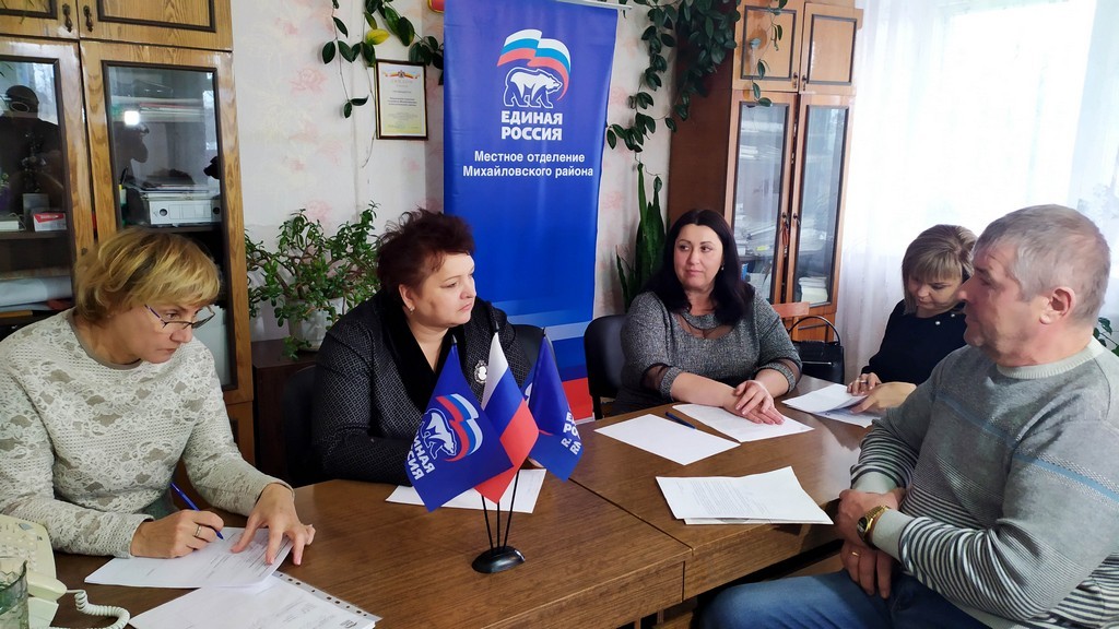 Елена Митина провела личный прием граждан в селе Жмурово Михайловского района Елена Митина провела личный прием граждан в селе Жмурово Михайловского района
