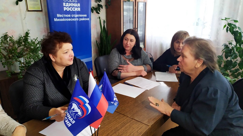 Елена Митина провела личный прием граждан в селе Жмурово Михайловского района Елена Митина провела личный прием граждан в селе Жмурово Михайловского района