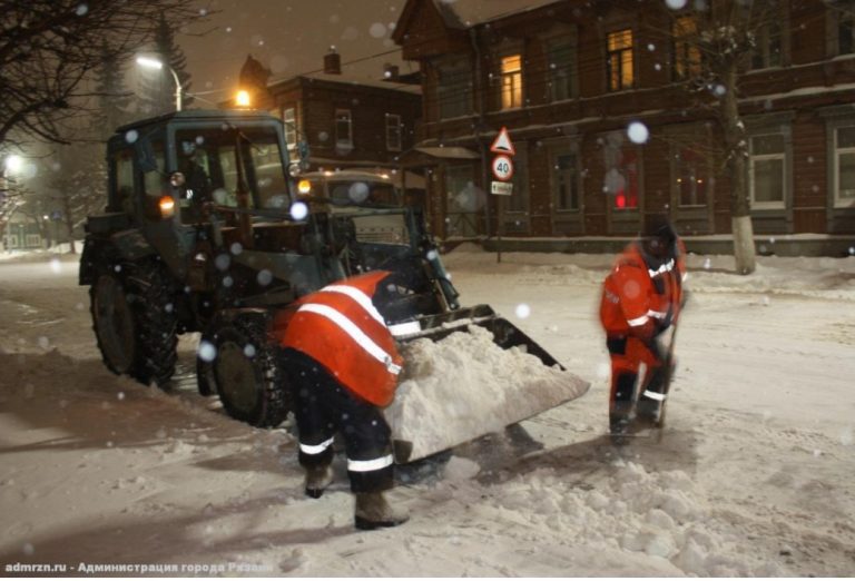 40 единиц техники убирают улицы Рязани от снега