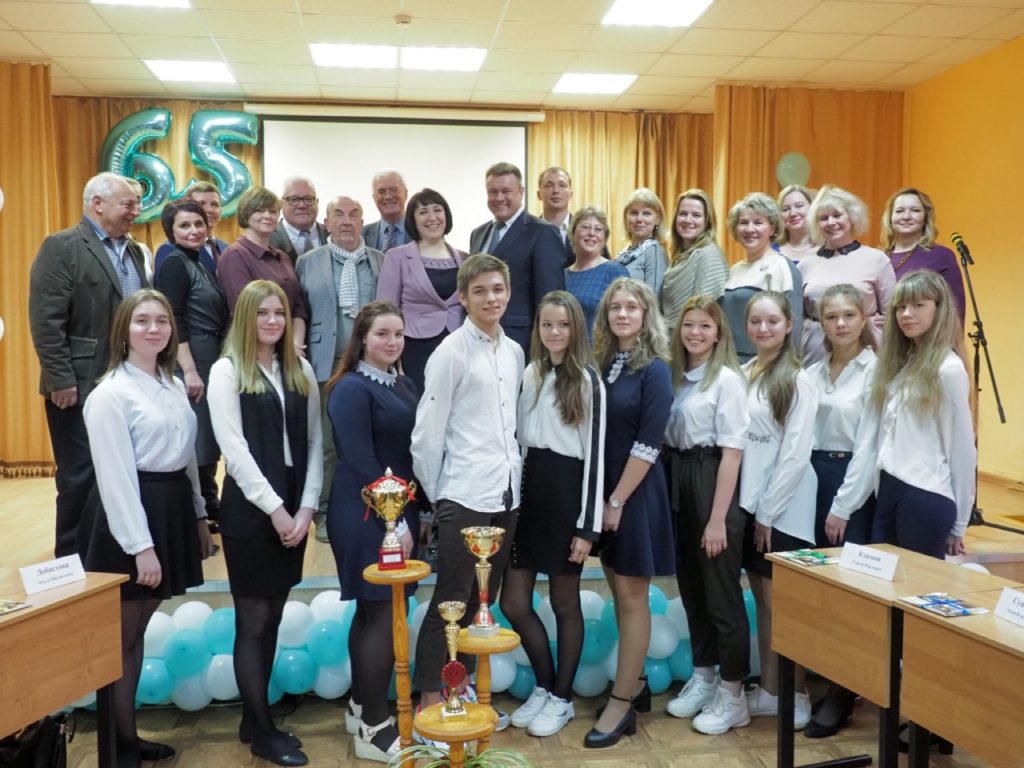 Рязанский губернатор выложил фото из своей школы, которая сегодня тоже отмечает день рождения