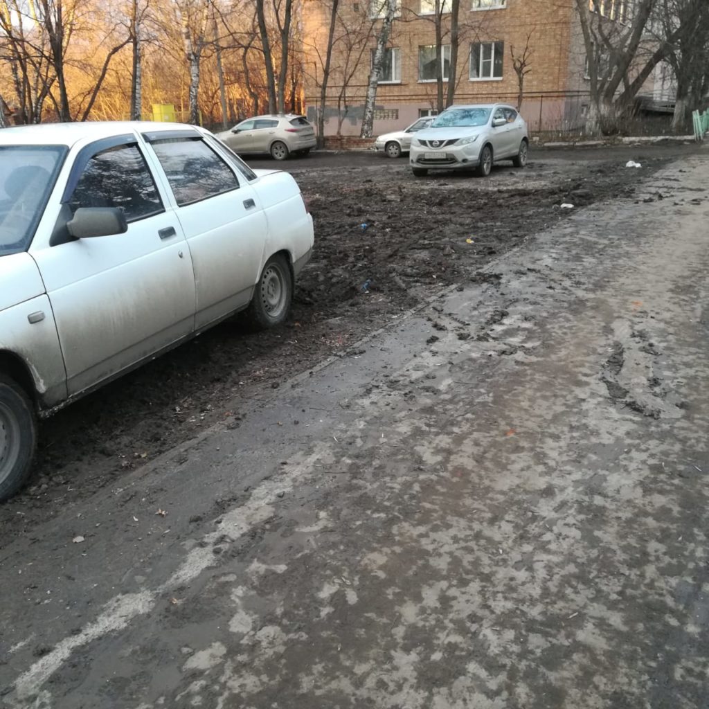 В центре Рязани автомобилисты загадили новый асфальт