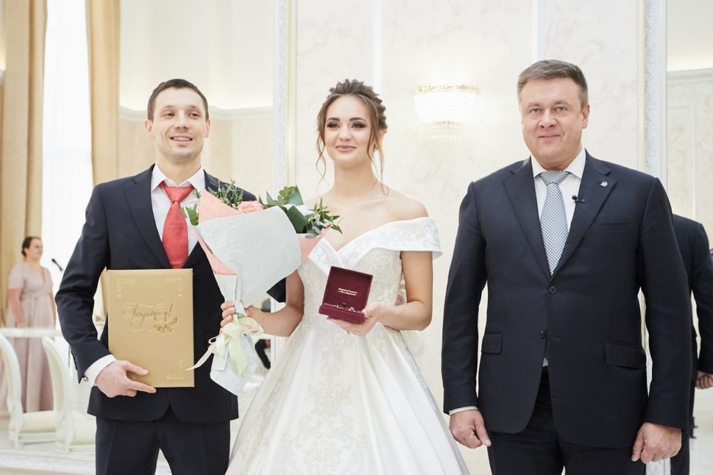 Николай Любимов рассказал, что в 90-е вёл свадьбы
