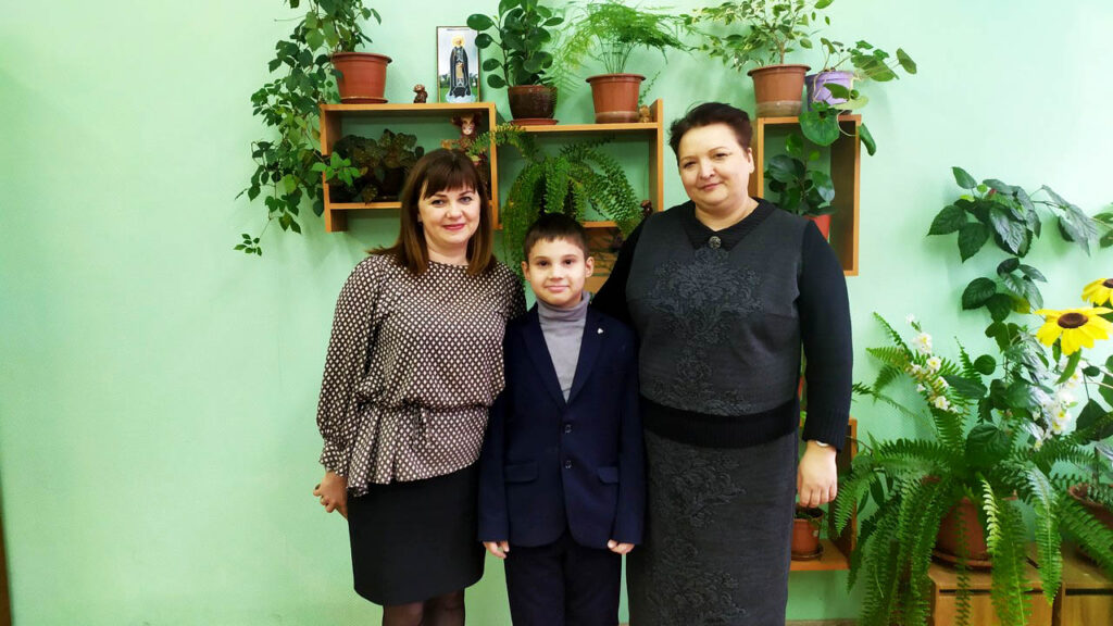 Елена Митина подарила мальчику из многодетной семьи ноутбук