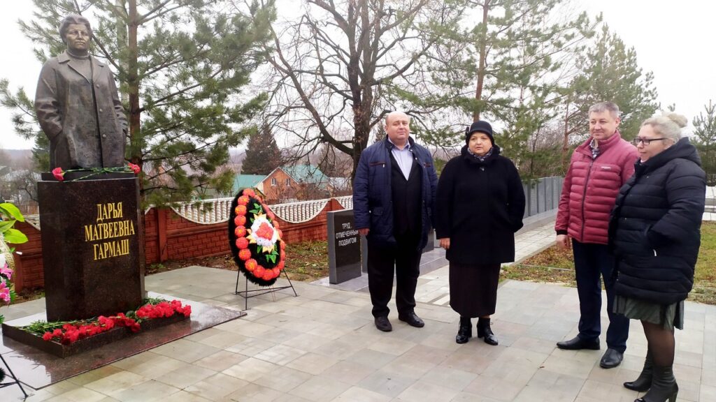 Елена Митина возложила цветы к памятнику Дарье Гармаш