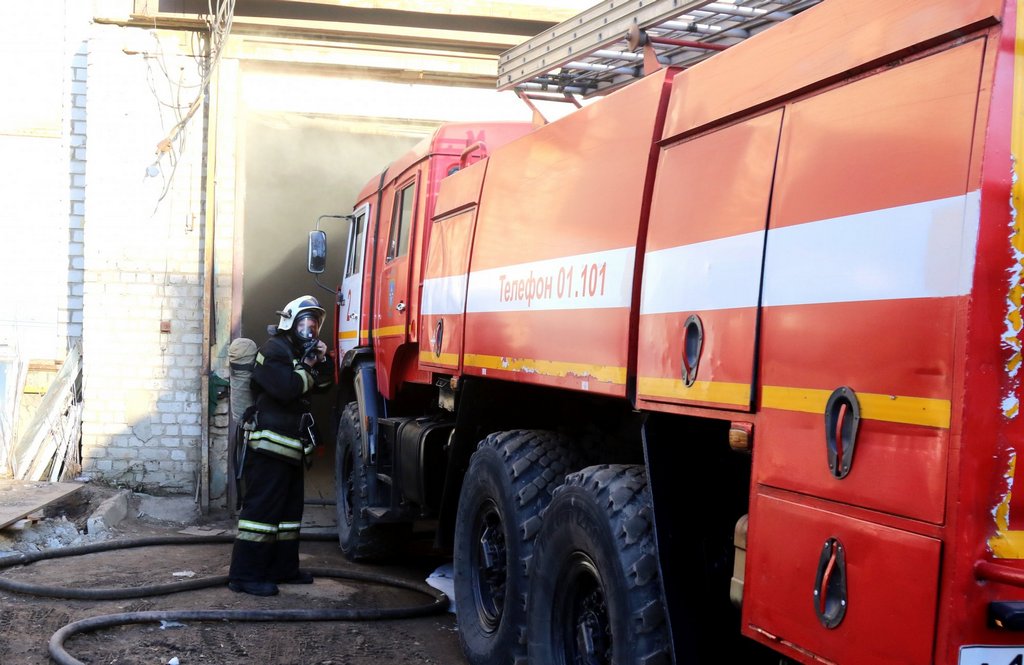 Опубликованы фото тушения крупного пожара на предприятии в Рязани