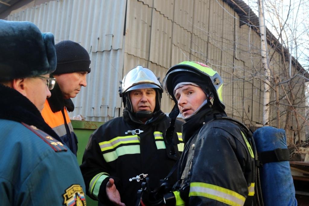 Опубликованы фото тушения крупного пожара на предприятии в Рязани