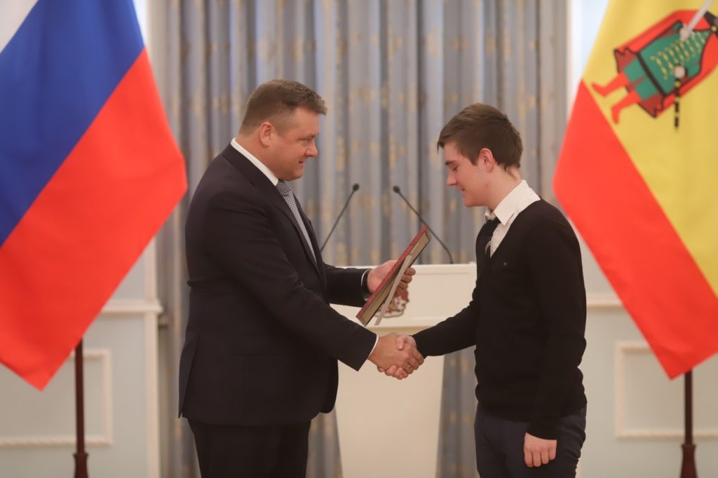 Николай Любимов вручил именные стипендии одарённым рязанцам