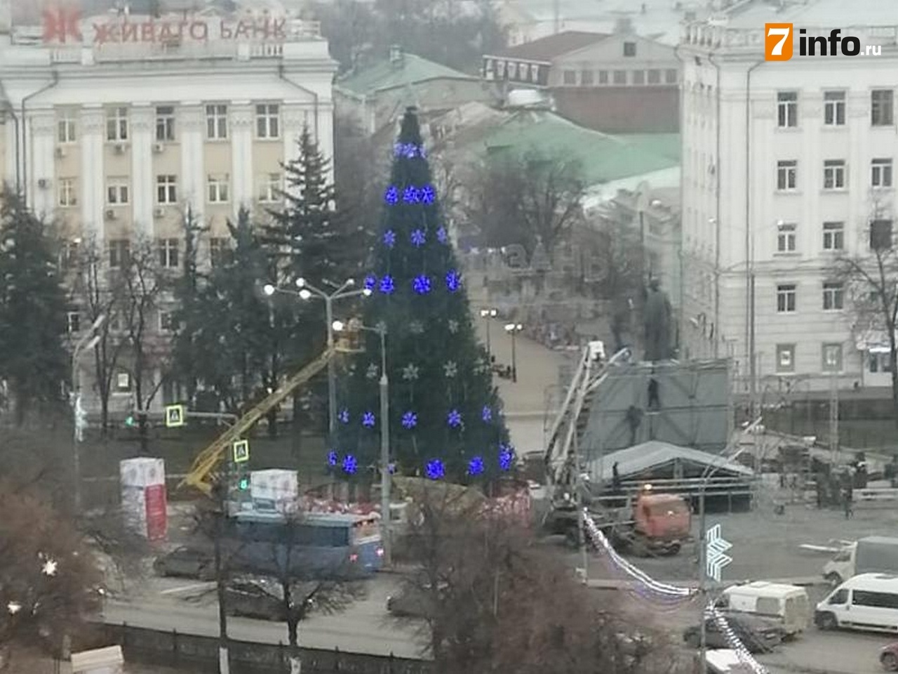 В Рязани в тестовом режиме горит ёлка на площади Ленина