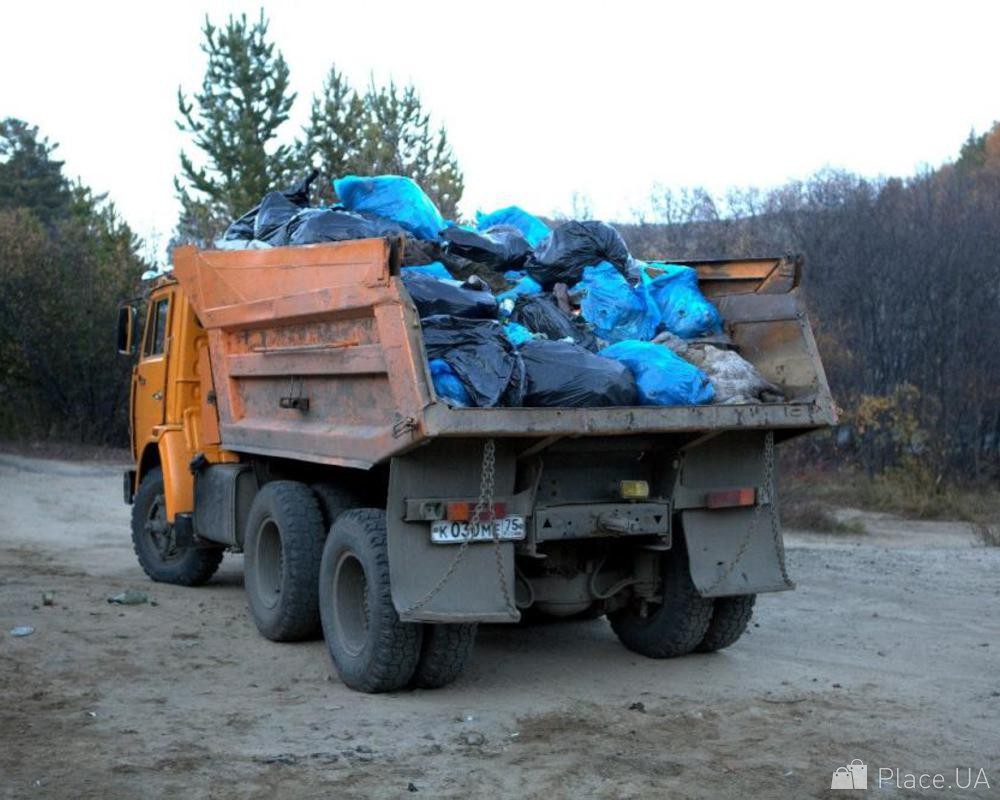 Четыре самосвала мусора вывезли из квартиры уборщицы в Челябинске