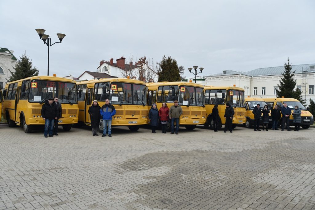 В районы Рязанской области передали медицинские автомобили и школьные автобусы