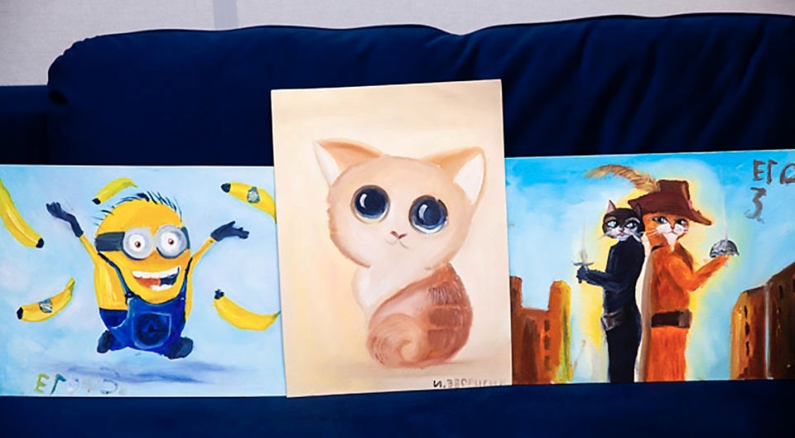 Рисует и продаёт картины: в Тюмени мальчик помогает маме платить ипотеку