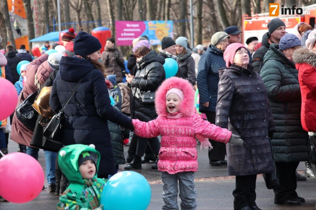 Рязанцы проводили зиму народными гуляниями в ЦПКиО