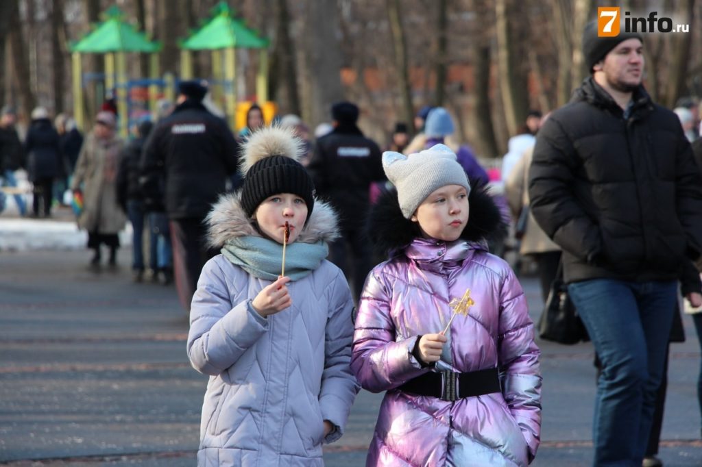 Рязанцы проводили зиму народными гуляниями в ЦПКиО