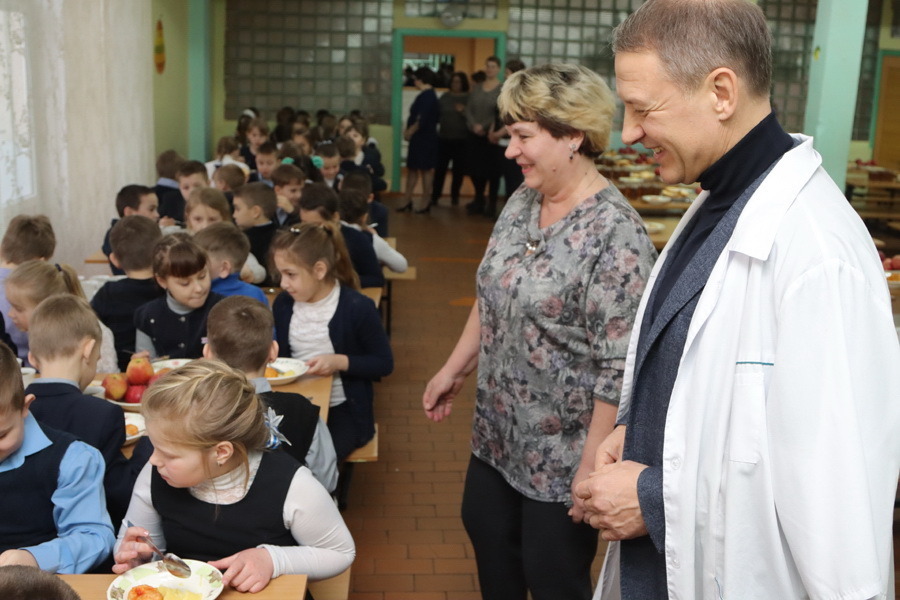 Аркадий Фомин оценил возможности перехода на новый формат обеспечения младших школьников бесплатным горячим питанием