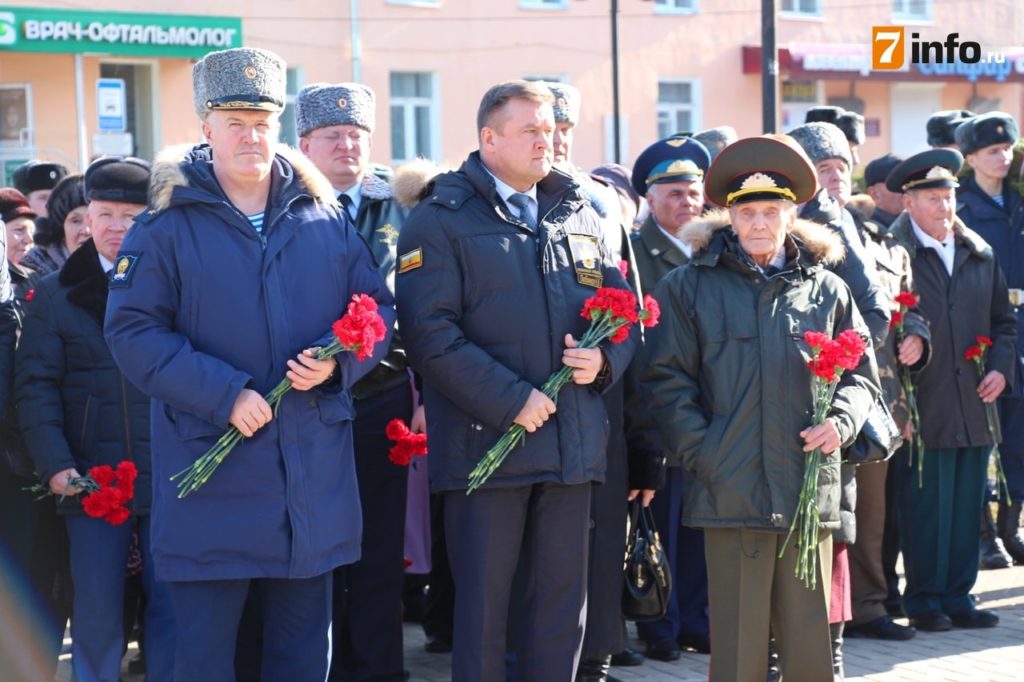 Накануне Дня защитника Отечества в Рязани возложили цветы к монументу Победы