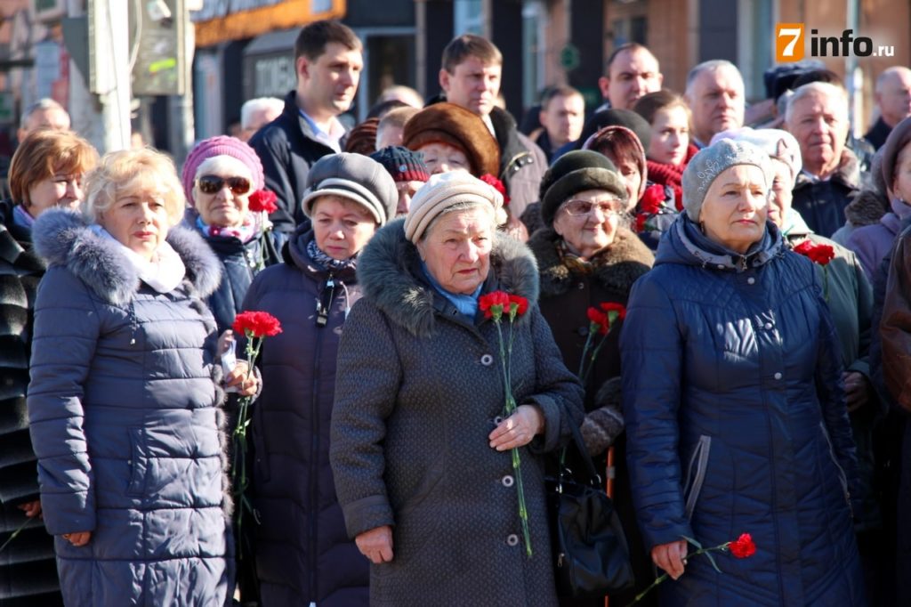 Накануне Дня защитника Отечества в Рязани возложили цветы к монументу Победы