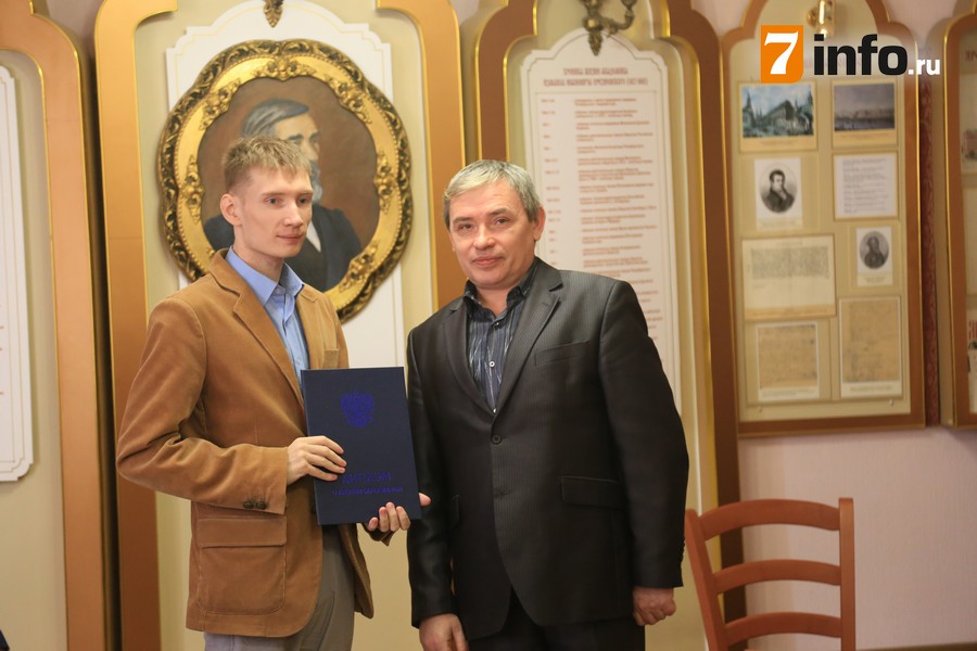 Выпускникам отделения журналистики РГУ вручили дипломы
