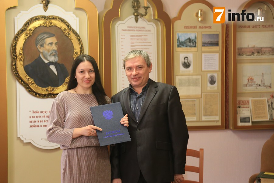 Выпускникам отделения журналистики РГУ вручили дипломы