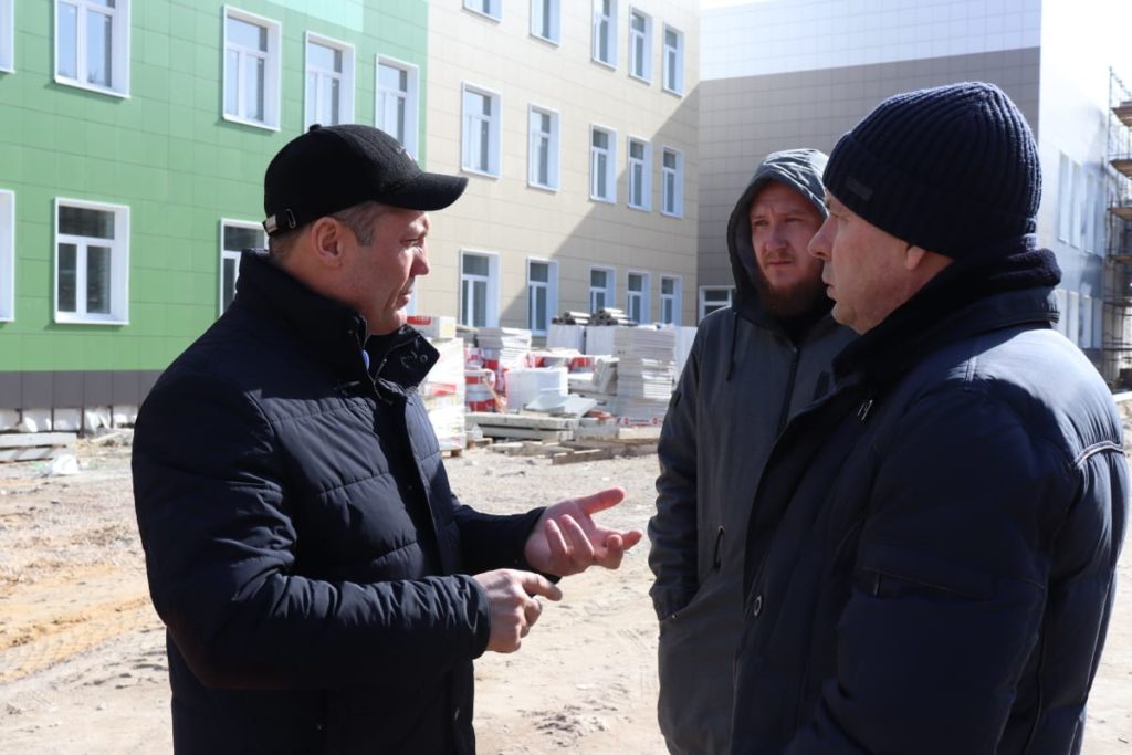 Игорь Мурог оценил ход строительства школы в Горроще