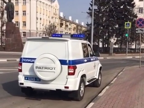 В Рязани полицейские предупреждают людей о необходимости самоизоляции