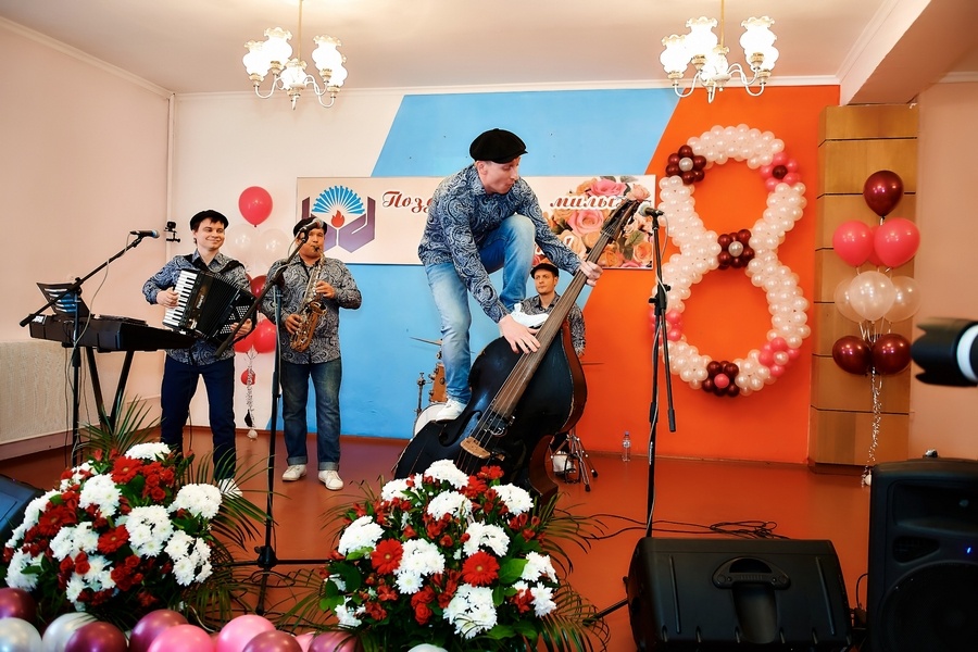Сотрудниц Ново-Рязанской ТЭЦ поздравили с праздником 8 марта