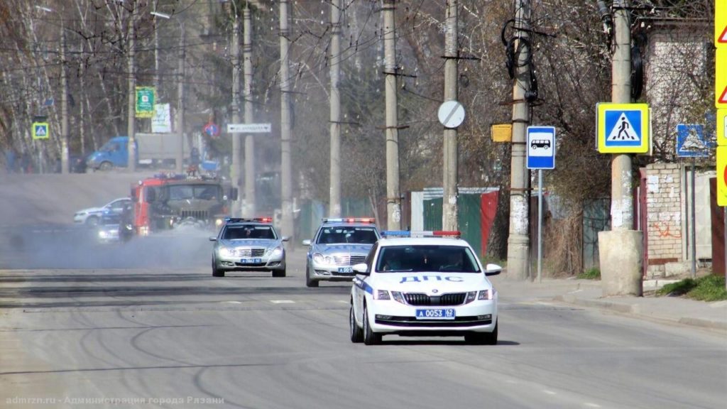 Администрация Рязани показала, как военная техника дезинфицирует улицы