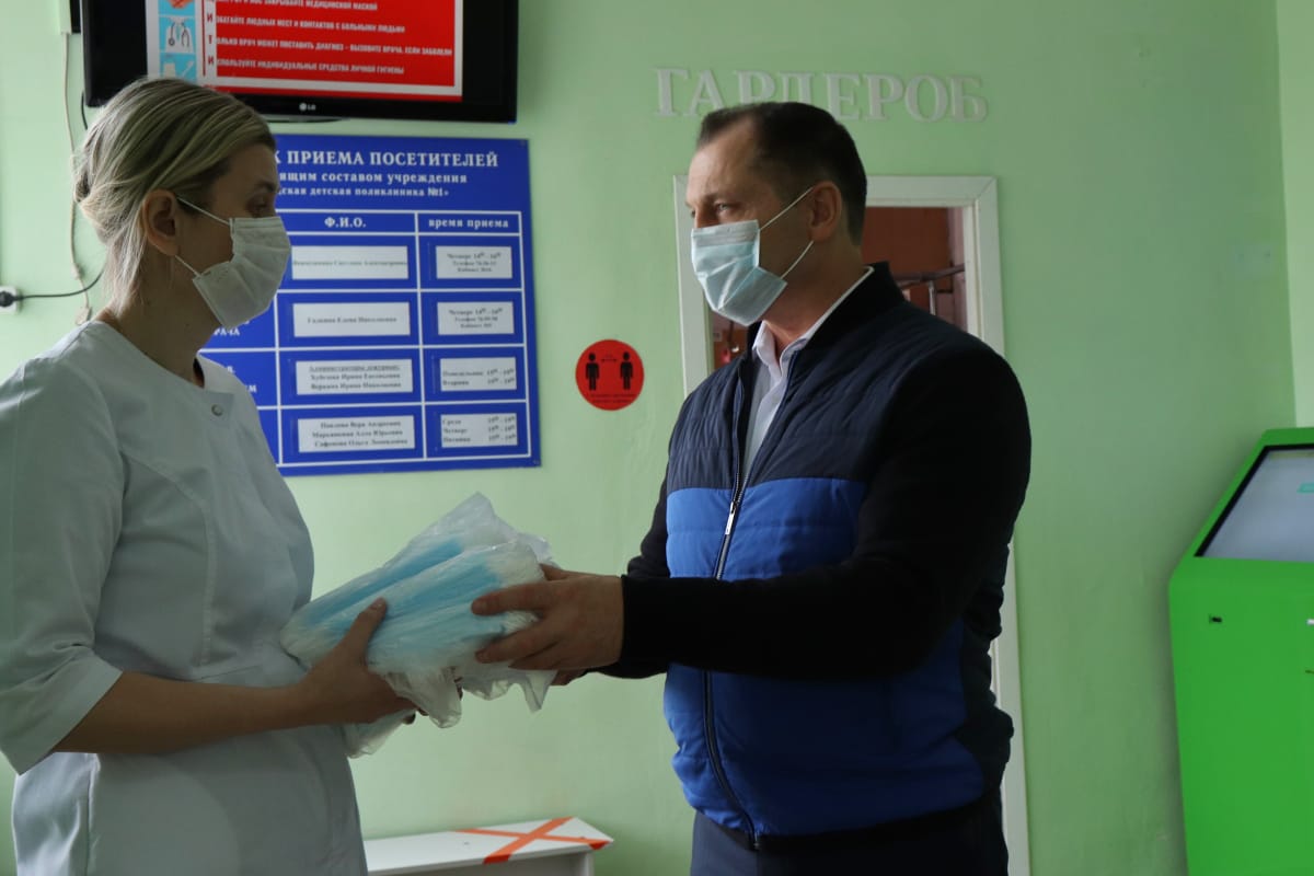 Депутат Рязанской облдумы передал защитные маски врачам детской поликлиники №1