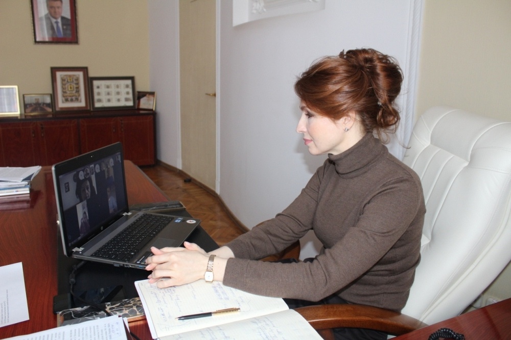 Юлия Рокотянская приняла участие в заседании городского оперативного штаба в режиме видеоконференции