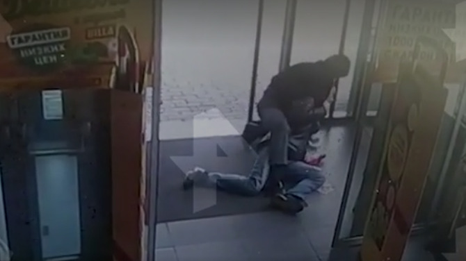 Покупатель и охранник устроили «битву» в московском супермаркете