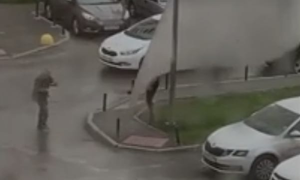 Ураган впечатал мужчину в землю в Екатеринбурге