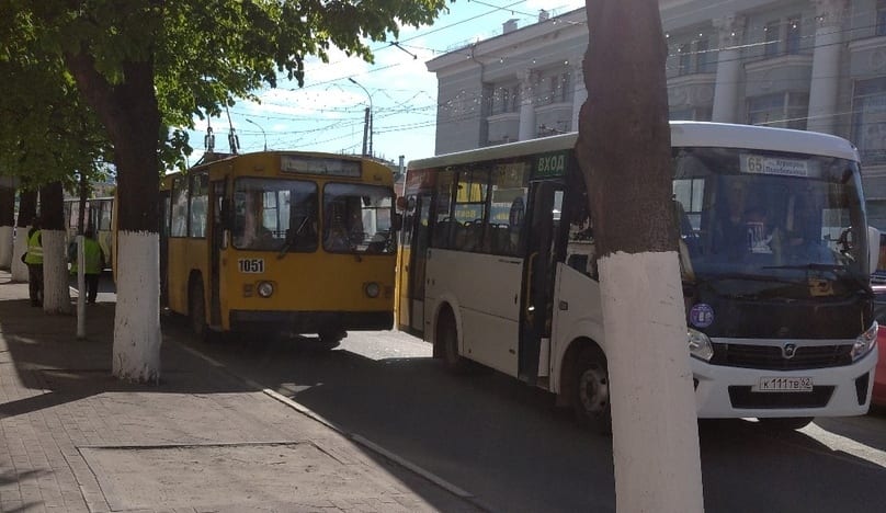 В центре Рязани столкнулись троллейбус и маршрутка