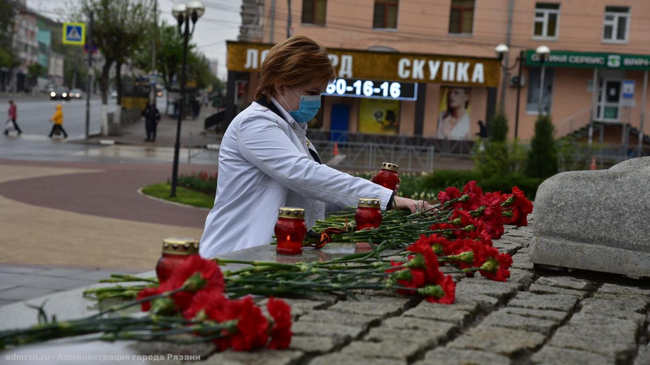Елена Сорокина возложила цветы к военным мемориалам в Рязани
