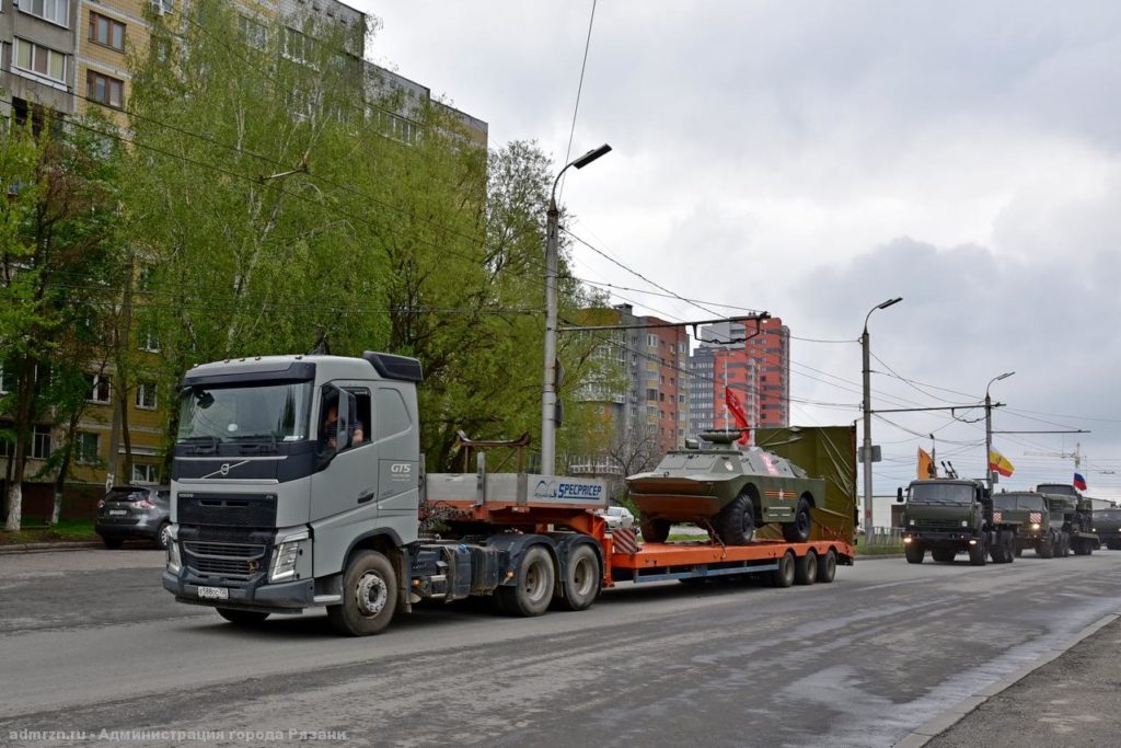 Администрация показала движение колонны военной техники по улицам Рязани