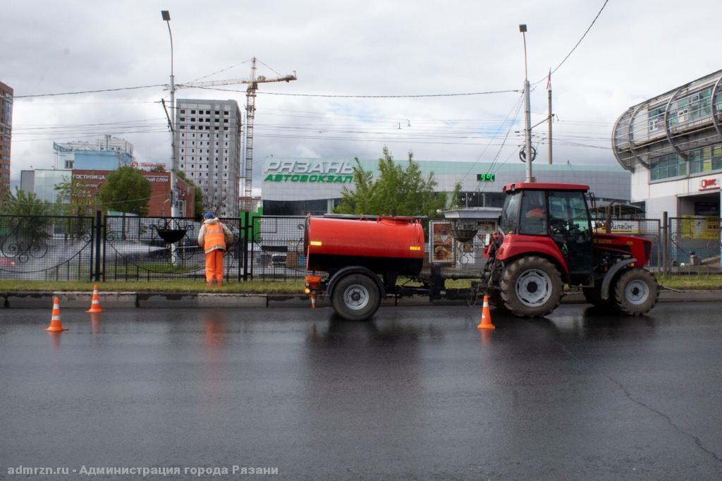 На Московском шоссе помыли разделительные ограждения
