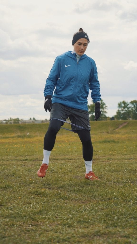 Футболистки «Рязани-ВДВ» тренируются на лугу
