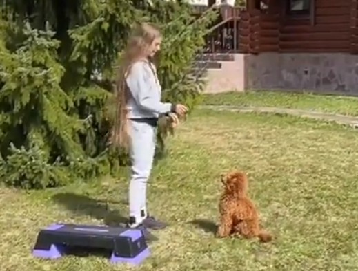 Фигуристка Трусова занялась фитнесом вместе с собакой