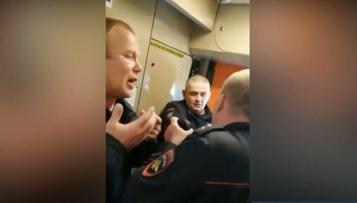 Вахтовики напали на полицейских в поезде
