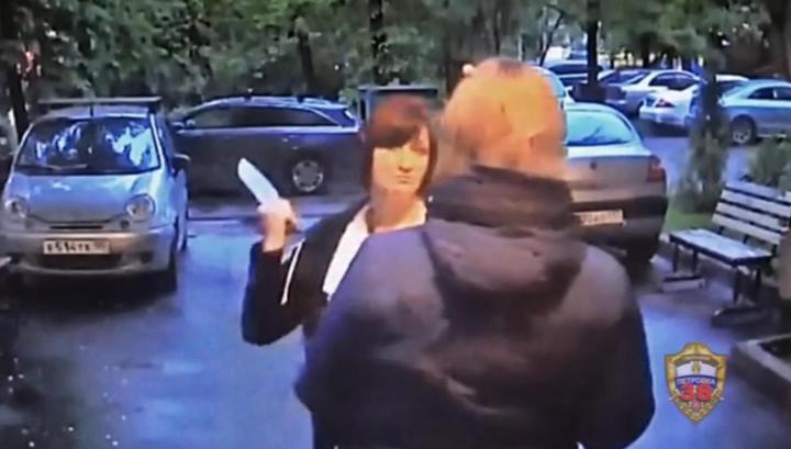 В Москве женщина пришла с тесаком за деньгами к соседке