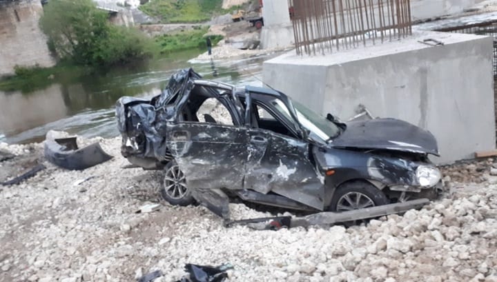 Машина рухнула с моста в Ельце: водитель выжил