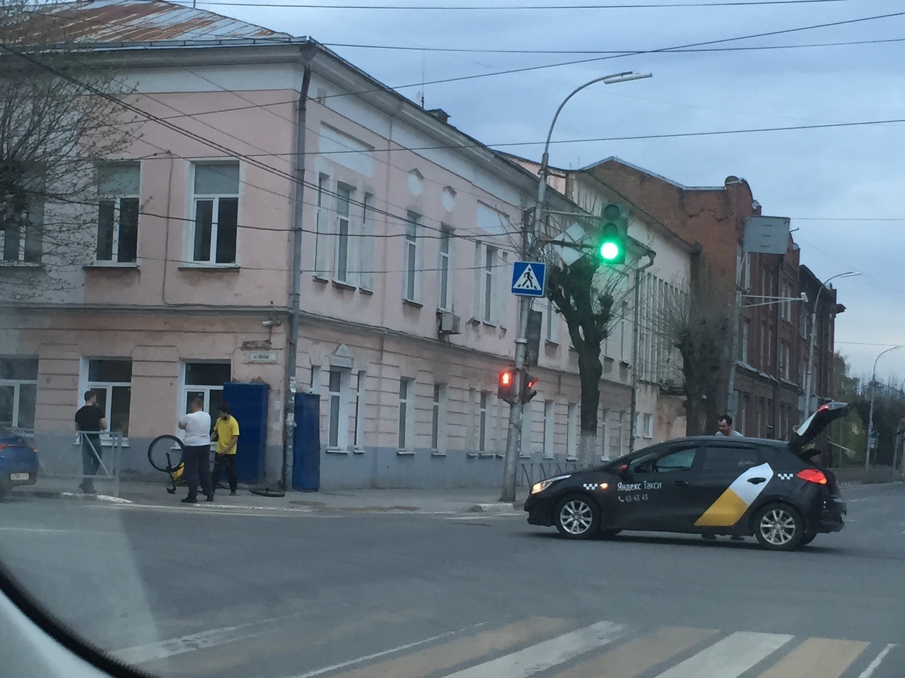 В центре Рязани курьер «Яндекс.Еды» попал под колёса «Яндекс.Такси»