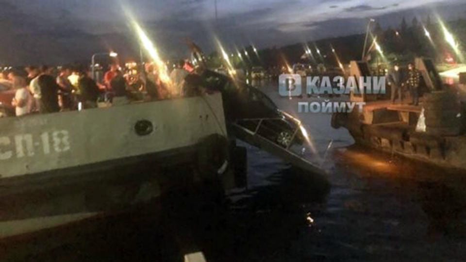 Трап с машиной упал в реку на паромной переправе в Казани