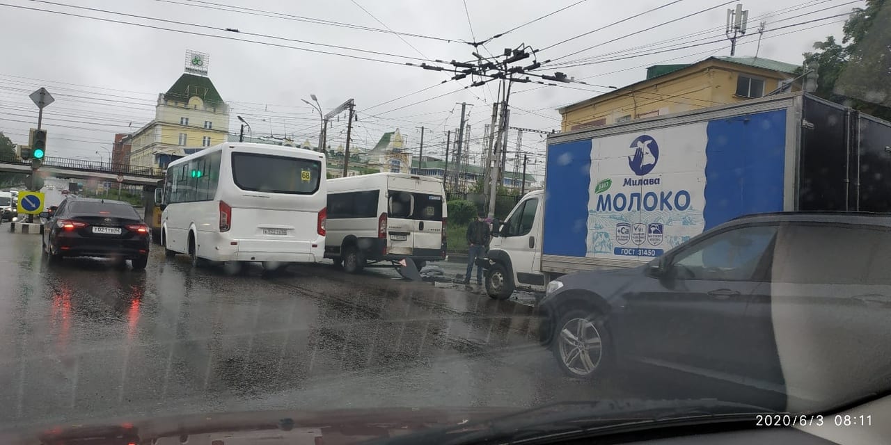 Автобус рязань новомичуринск. Авария на перекрестке Первомайский проспект Вокзальная. Фото с места ДТП на Первомайке Рязань. Авария на Первомайском проспекте Рязань сегодня. Авария на проспекте Молодежном автофургон 19 июля 2021.