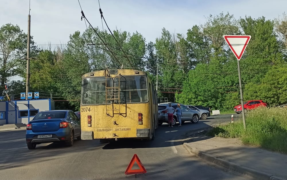 В Рязани столкнулись троллейбус и иномарка