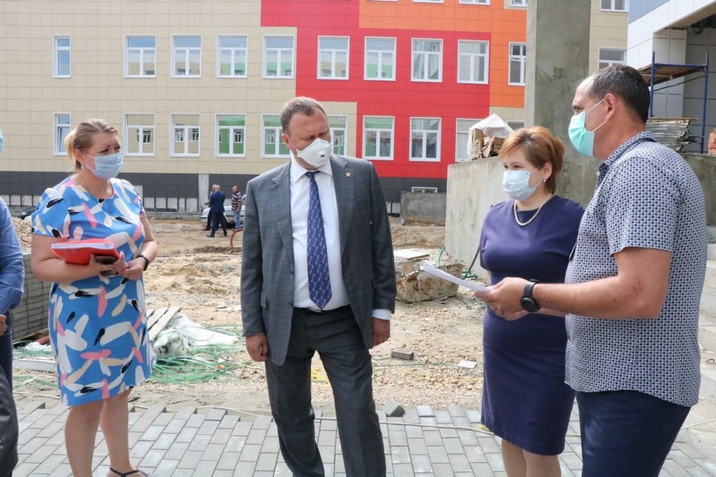 Елена Сорокина посетила площадку новой школы в Горроще