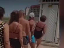 Туристы высмеяли любовников за секс в кабинке на пляже