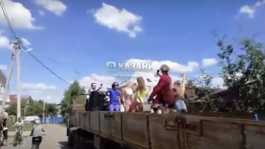 Молодежь устроила вечеринку в прицепе грузовика в Казани
