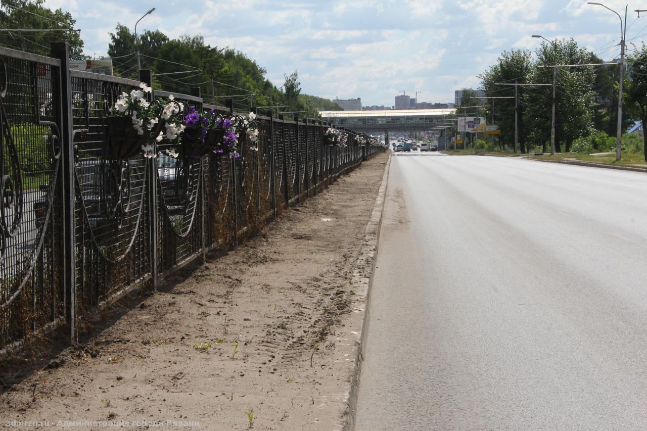 В Рязани приводят в порядок разделительные полосы на Московском шоссе