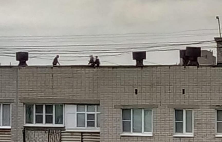 На крыше рязанской многоэтажки сфотографировали бегающих детей